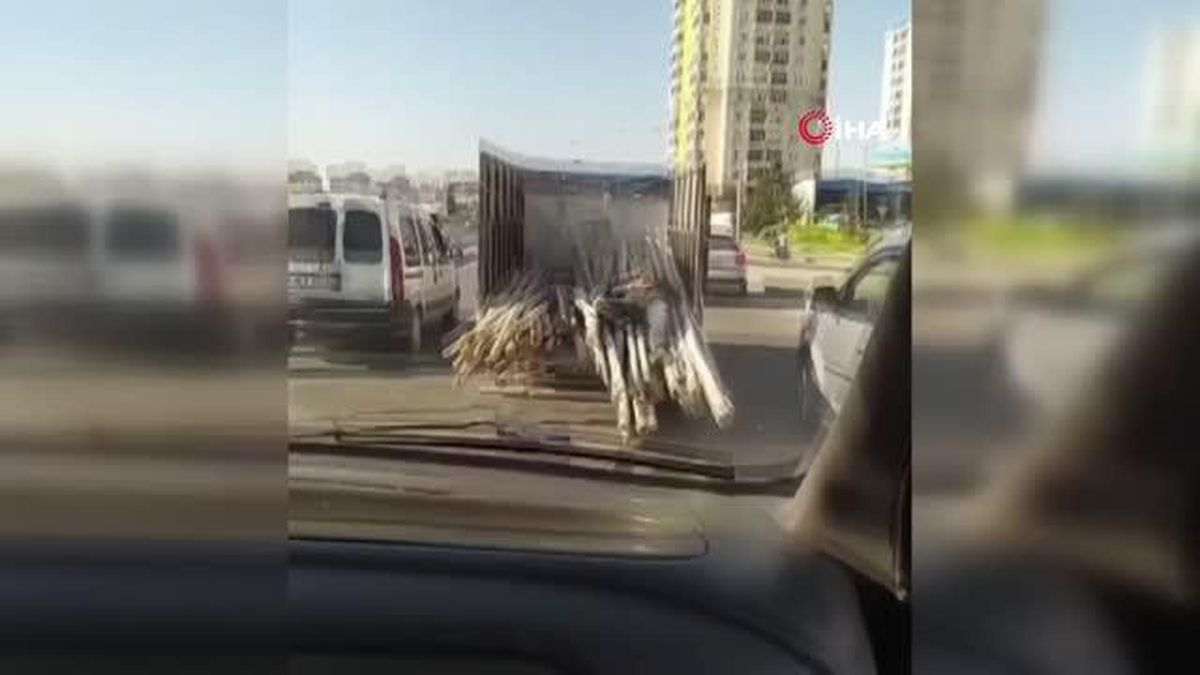 Kamyonetin kasasında uyuyan adam trafikte böyle seyretti