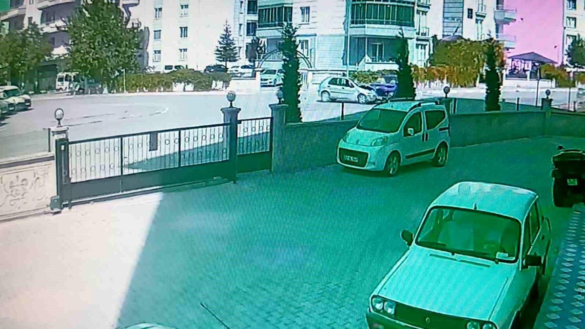 Tokat'ta kavşakta çarpışan araçlar, güvenlik kamerasına yansıdı