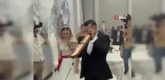 Kendi düğününde hem kemençe çaldı hem de oynadı