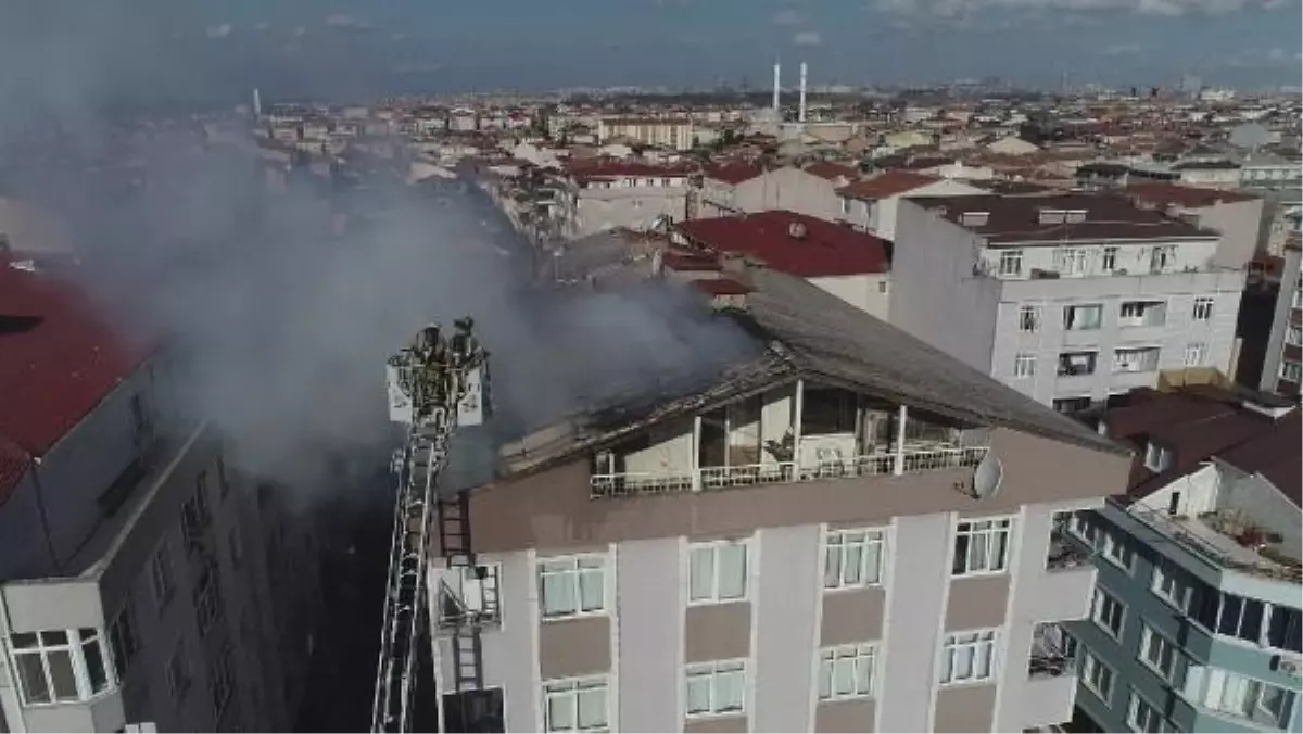 Küçükçekmece'de Akli Dengesi Yerinde Olmayan Kişi Evini Ateşe Verdi