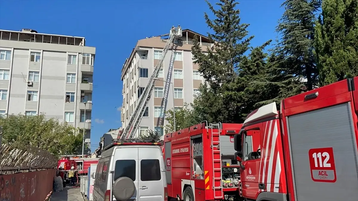 Küçükçekmece'de Ağabeyine Tuşlu Telefon Almayan Kişi Evini Ateşe Verdi