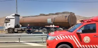 Malatya'da asfalt yüklü tankerin lastiklerinde çıkan yangın söndürüldü