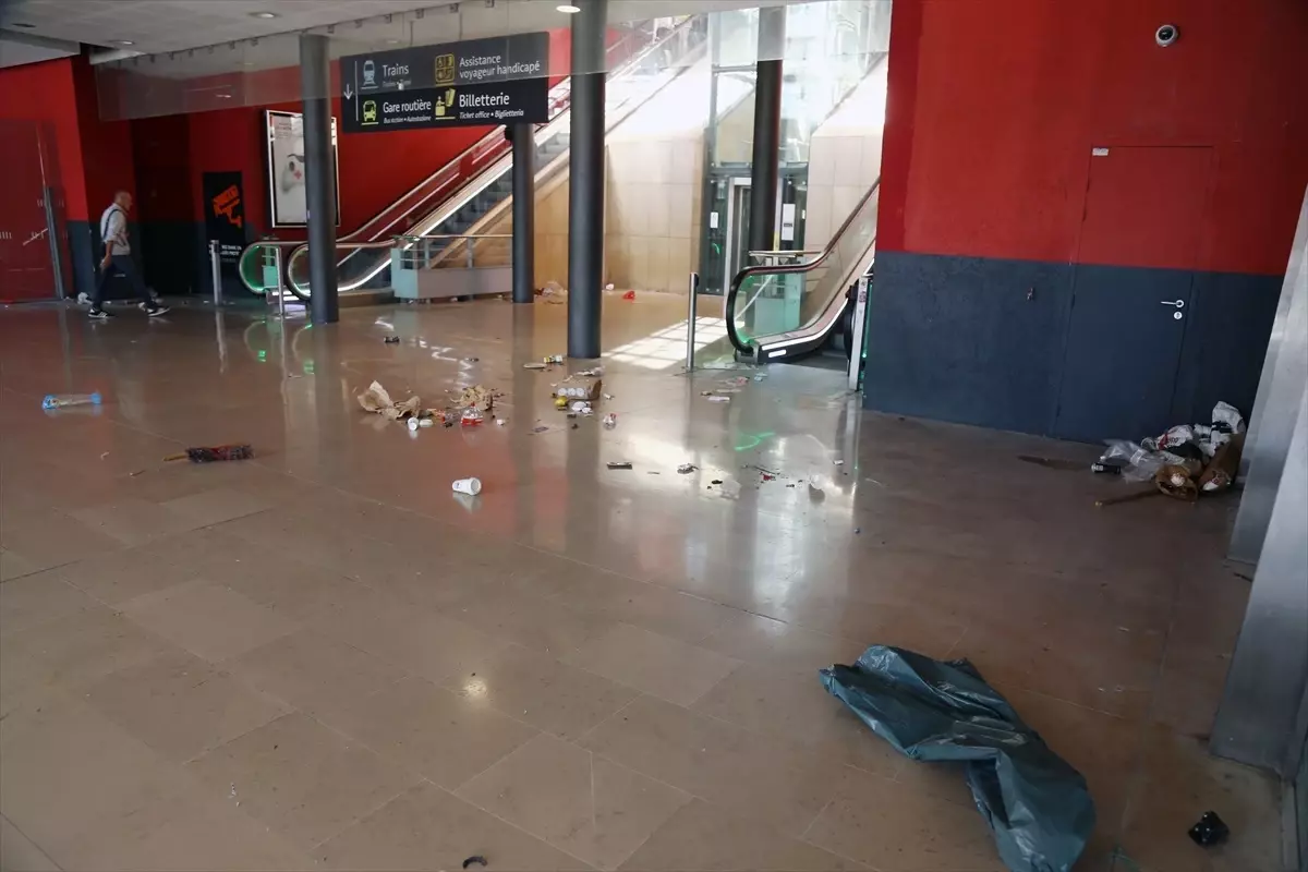 Marsilya'da Temizlik İşçilerinin Grevi Nedeniyle Tren İstasyonlarında Çöp Yığınları Oluştu