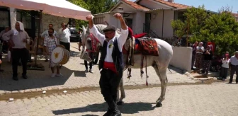 Manisa'da At Bakıcısı Düğünde Atıyla Harmandalı Oynadı