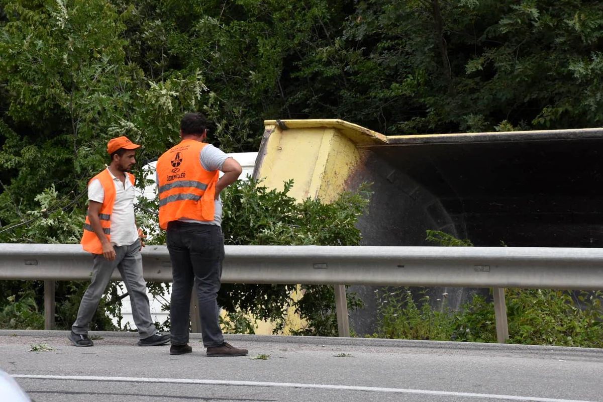 Sinop'ta kamyonun şarampole devrilmesi sonucu 1 kişi yaralandı