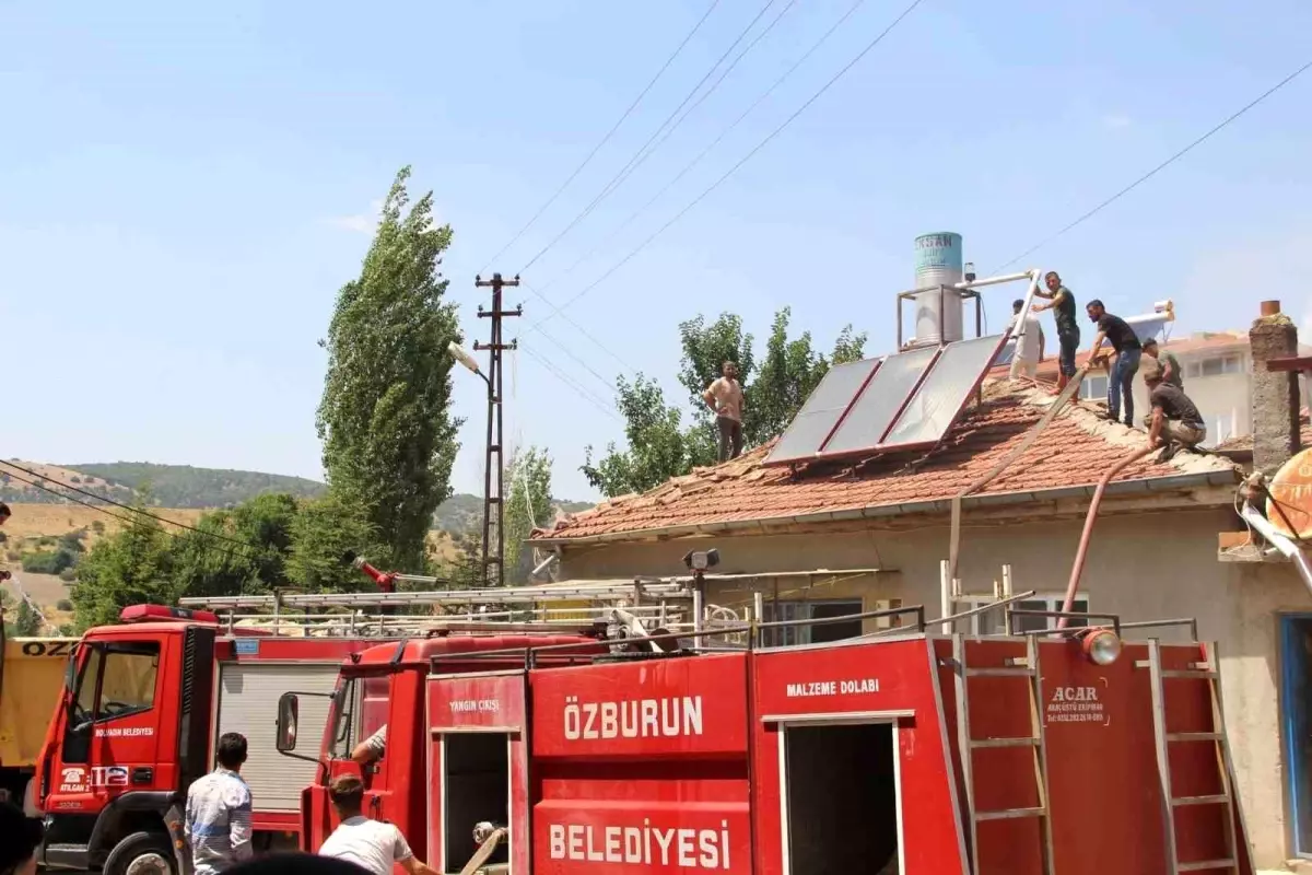 Afyonkarahisar'da Tandır Yangını: 2 Ev Zarar Gördü, Yüzlerce Saman Balyası Yandı