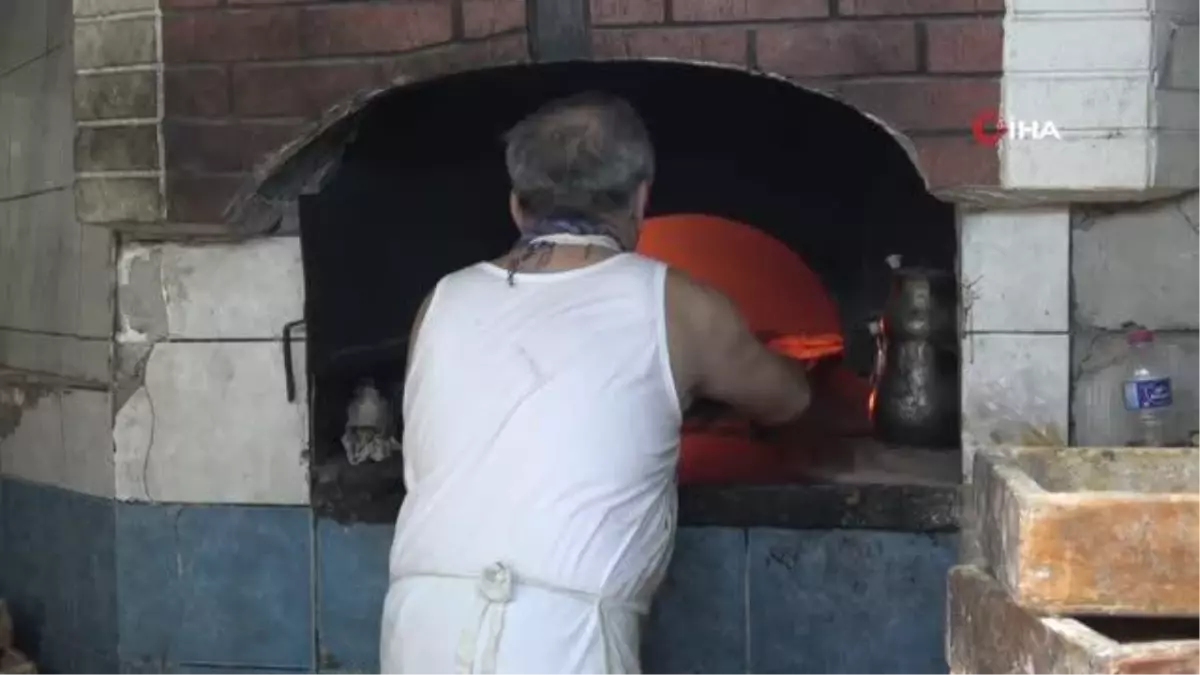 Tarihi Uzun Çarşı'nın en eski fırıncısı 'Eyyam-ı Bahur' sıcaklarına rağmen ocak başına geçiyor
