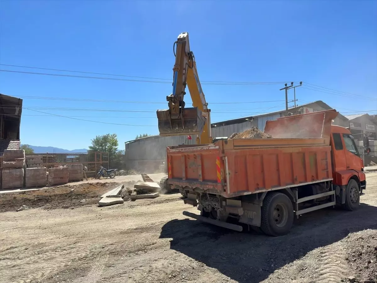 Tosya Belediye Başkanı Metal Sanayi Sitesi'ndeki çalışmaları denetledi