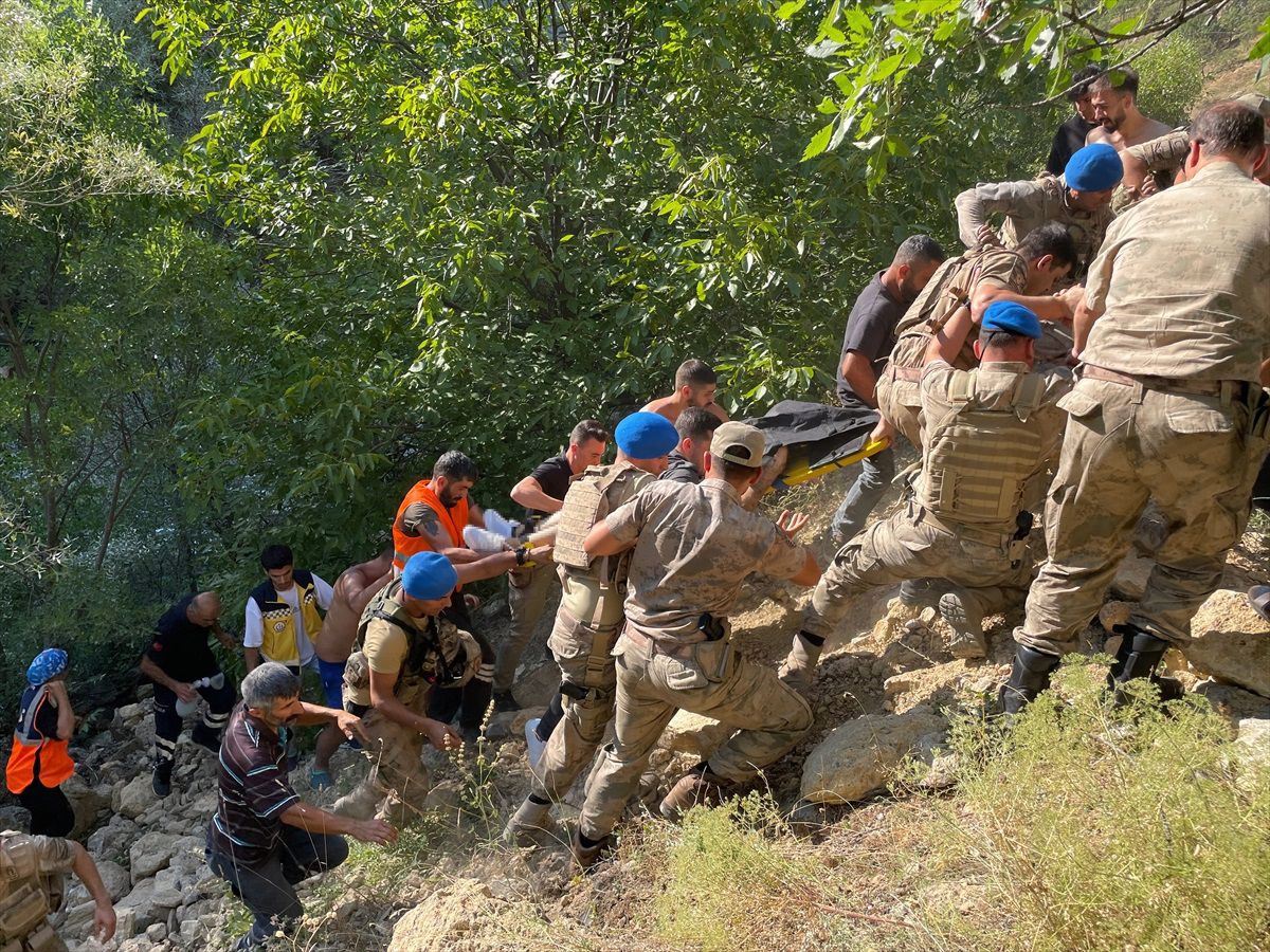 Tunceli'de genç çaya girerken boğuldu