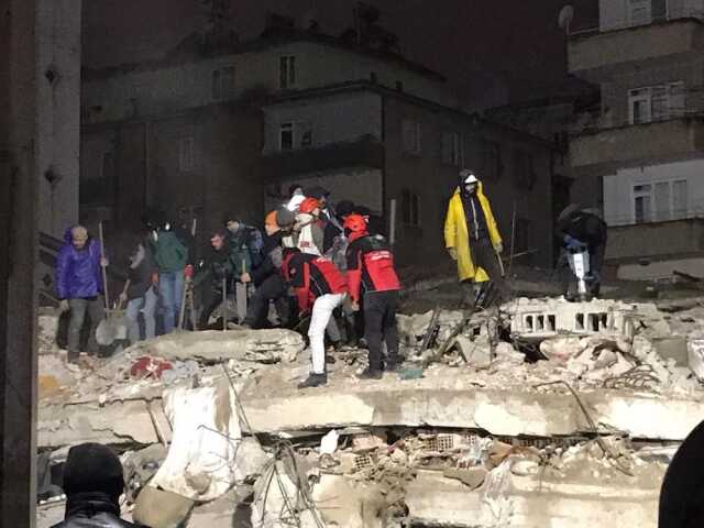 21 kişiye mezar olan Gölgeler Apartmanı'nın betonunda dere kumu ve çakıl kullanılmış