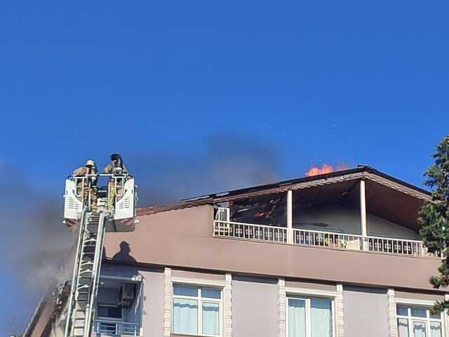 Abisinin kendisine tuşlu telefon alınmasına kızan adam binayı yaktı