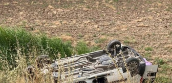 Afyonkarahisar'da Hafif Ticari Araç Şarampole Devrildi: 1 Ölü, 1 Yaralı