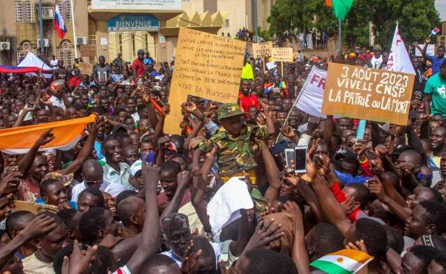 Ailesi ile askeri rejim tarafından ev hapsinde Nijer Cumhurbaşkanın yiyeceği tükeniyor ve yaşam şartları her an daha kötüye gidiyor Ailesi ile askeri rejim tarafından ev hapsinde Nijer Cumhurbaşkanın yiyeceği tükeniyor ve yaşam şartları her an daha kötüye gidiyor