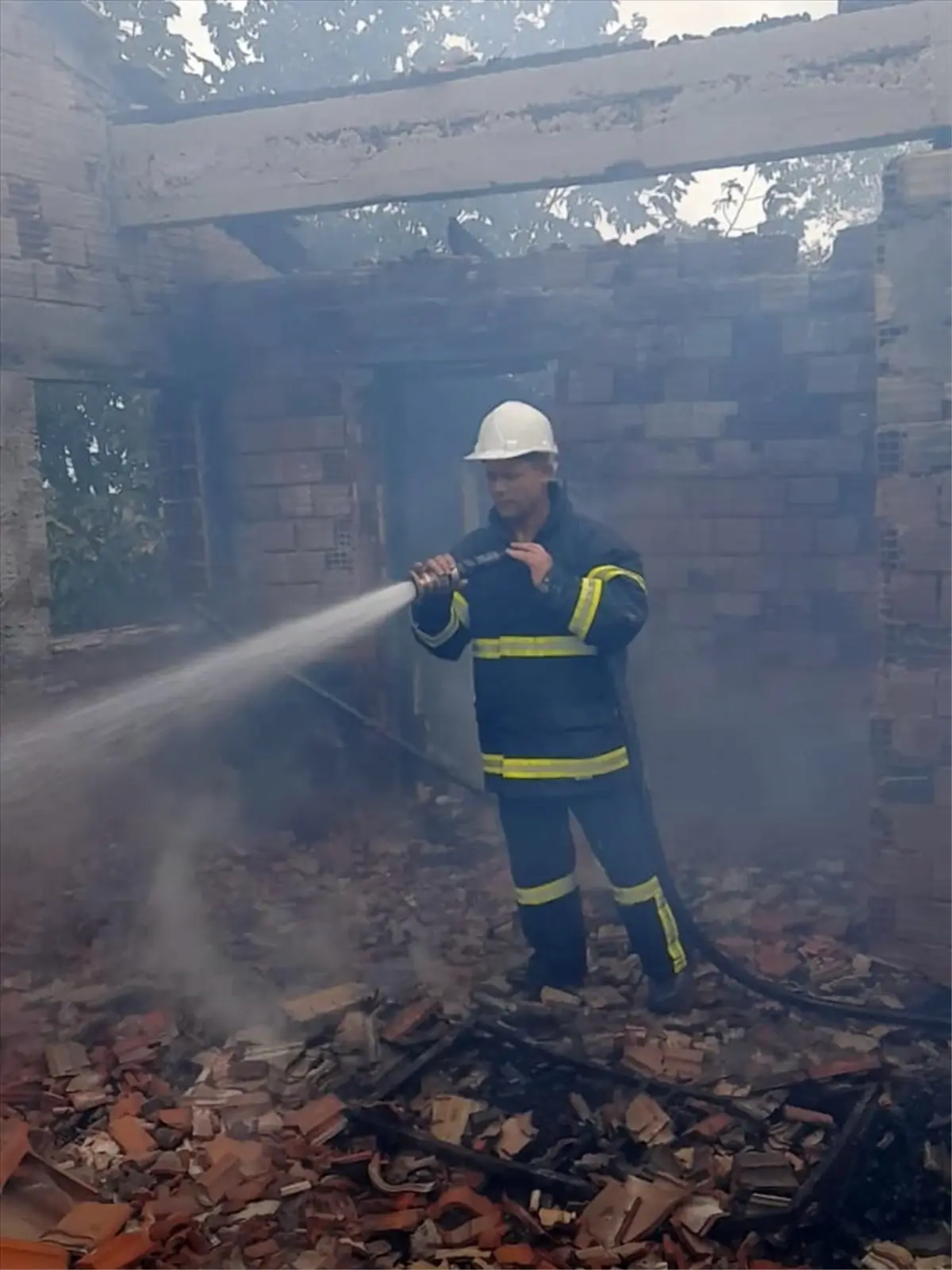 Ayancık'ta çıkan yangında iki katlı ev kullanılamaz hale geldi
