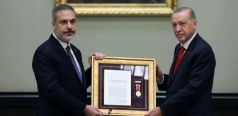 Cumhurbaşkanı Erdoğan, Hakan Fidan'a 'üstün hizmet madalyası' takdim etti
