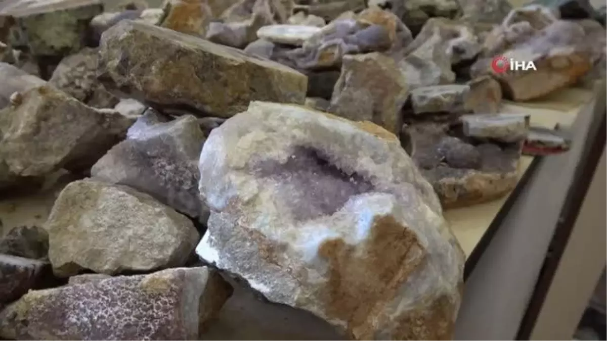 Doğadan çıkan yarı değerli taşlar kadınların elinde takıya dönüşüyor