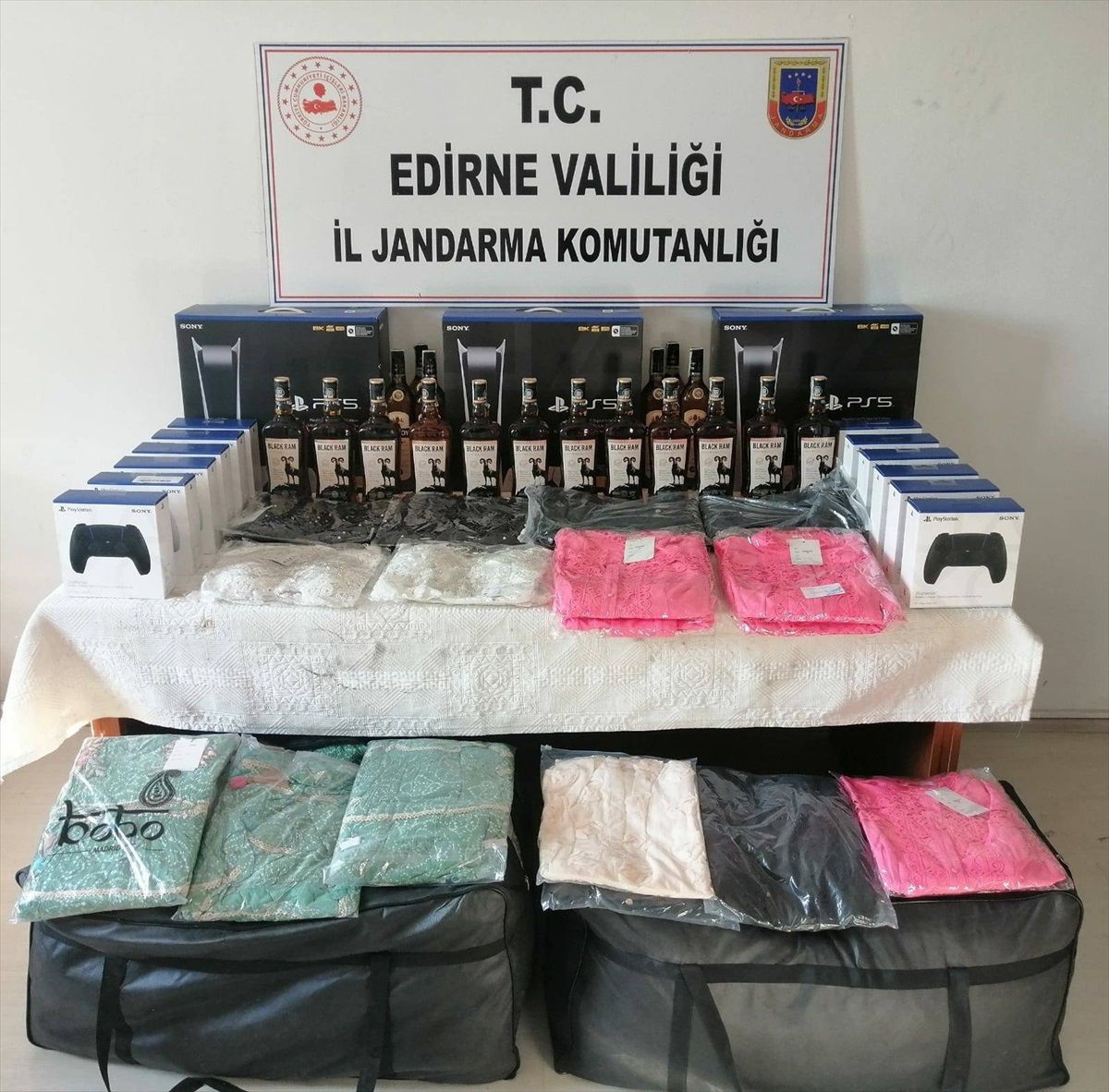 Edirne'de düzenlenen kaçakçılık operasyonlarında 6 şüpheli gözaltına alındı