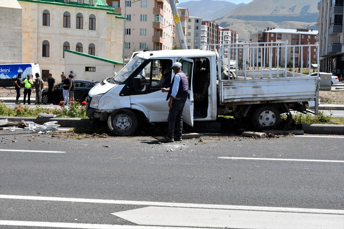 Erzurum'da Kamyonetle Otomobil Çarpışması: 2 Yaralı