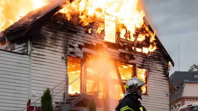 Fransa'da engellilerin kaldığı yazlık konutta çıkan yangında 9 kişi hayatını kaybetti Fransa'da engellilerin kaldığı yazlık konutta çıkan yangında 9 kişi hayatını kaybetti