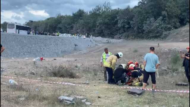 İstanbul Havalimanı'nda çalışan personelleri taşıyan servis aracı şarampole yuvarlandı: 27 yaralı İstanbul Havalimanı'nda çalışan personelleri taşıyan servis aracı şarampole yuvarlandı: 27 yaralı