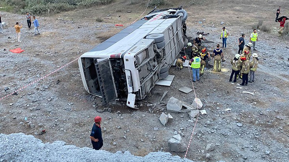 İstanbul Havalimanı'nda çalışan personelleri taşıyan servis aracı şarampole yuvarlandı: 27 yaralı