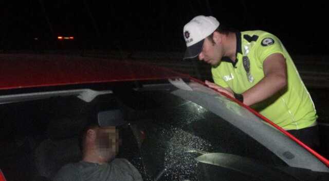 Kimi otomobil salladı, kimi cama vurdu! Sürücü 3 saatin ardından güçlükle uyandı