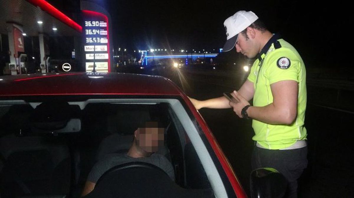 Kimi otomobil salladı, kimi cama vurdu! Sürücü 3 saatin ardından güçlükle uyandı