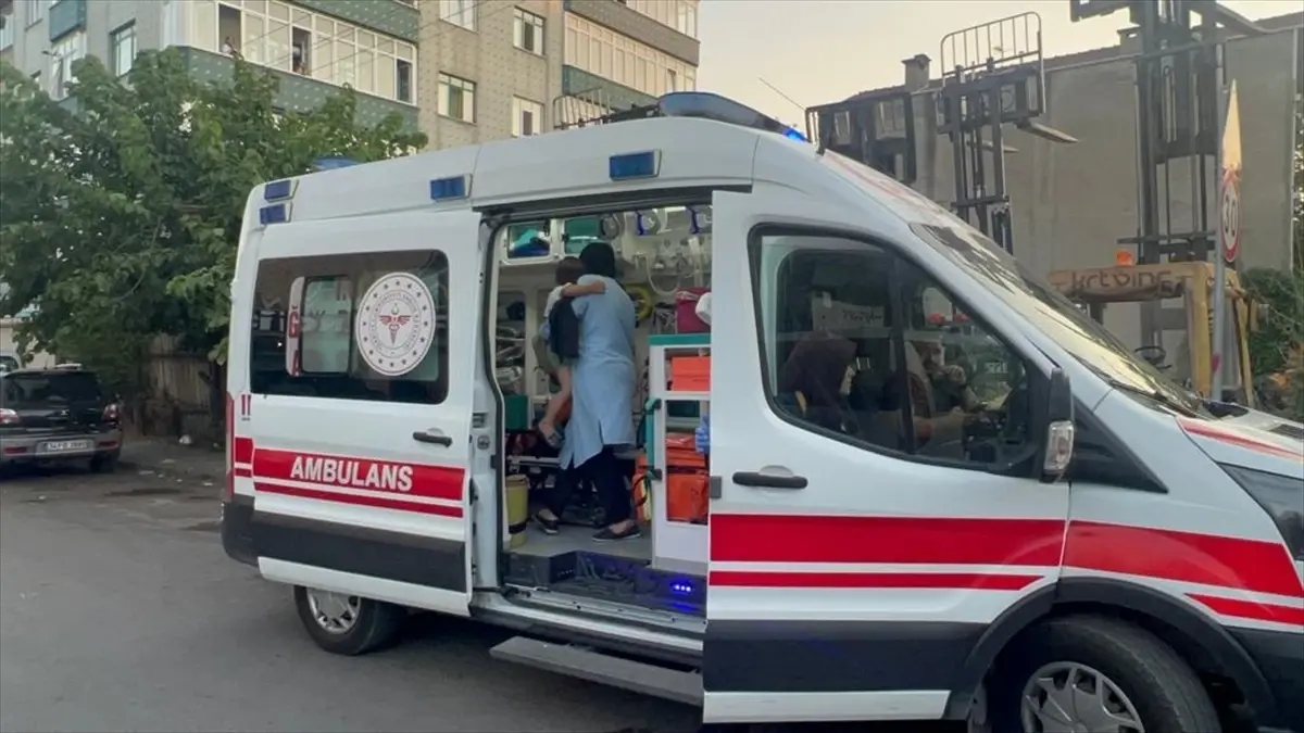 Gebze'de Hafif Ticari Araç ile Otomobil Çarpıştı: 2 Yaşındaki Çocuk Yaralandı
