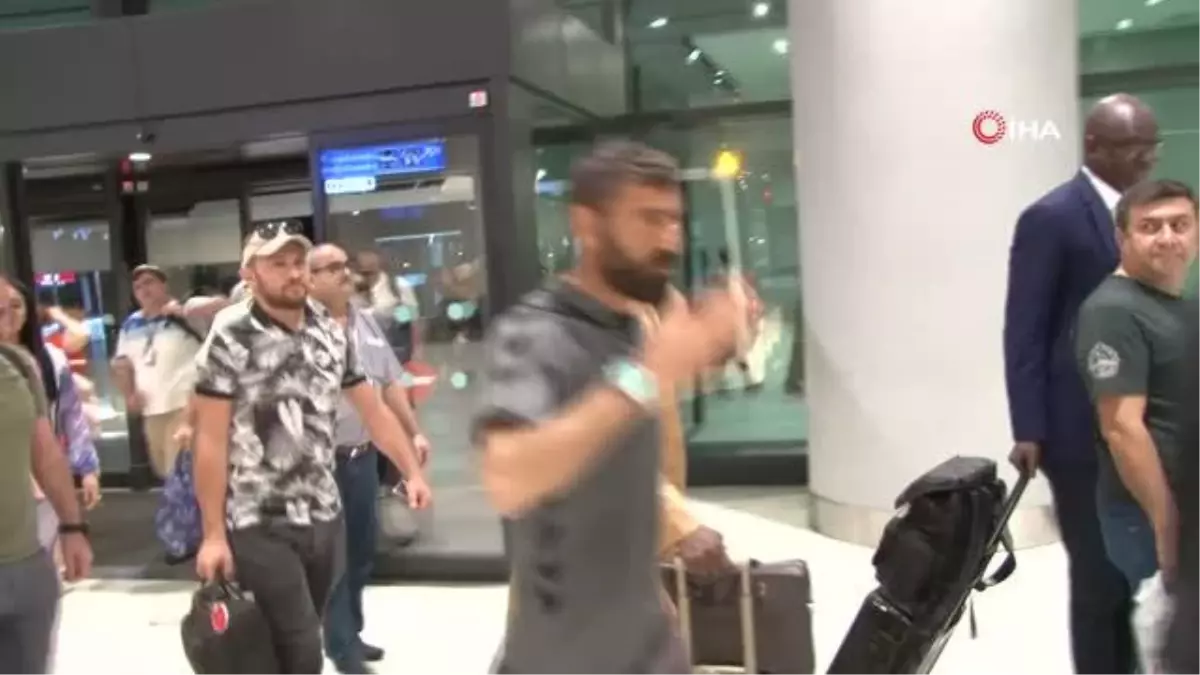 Nijer'deki Türk vatandaşları özel seferle İstanbul'a geldi