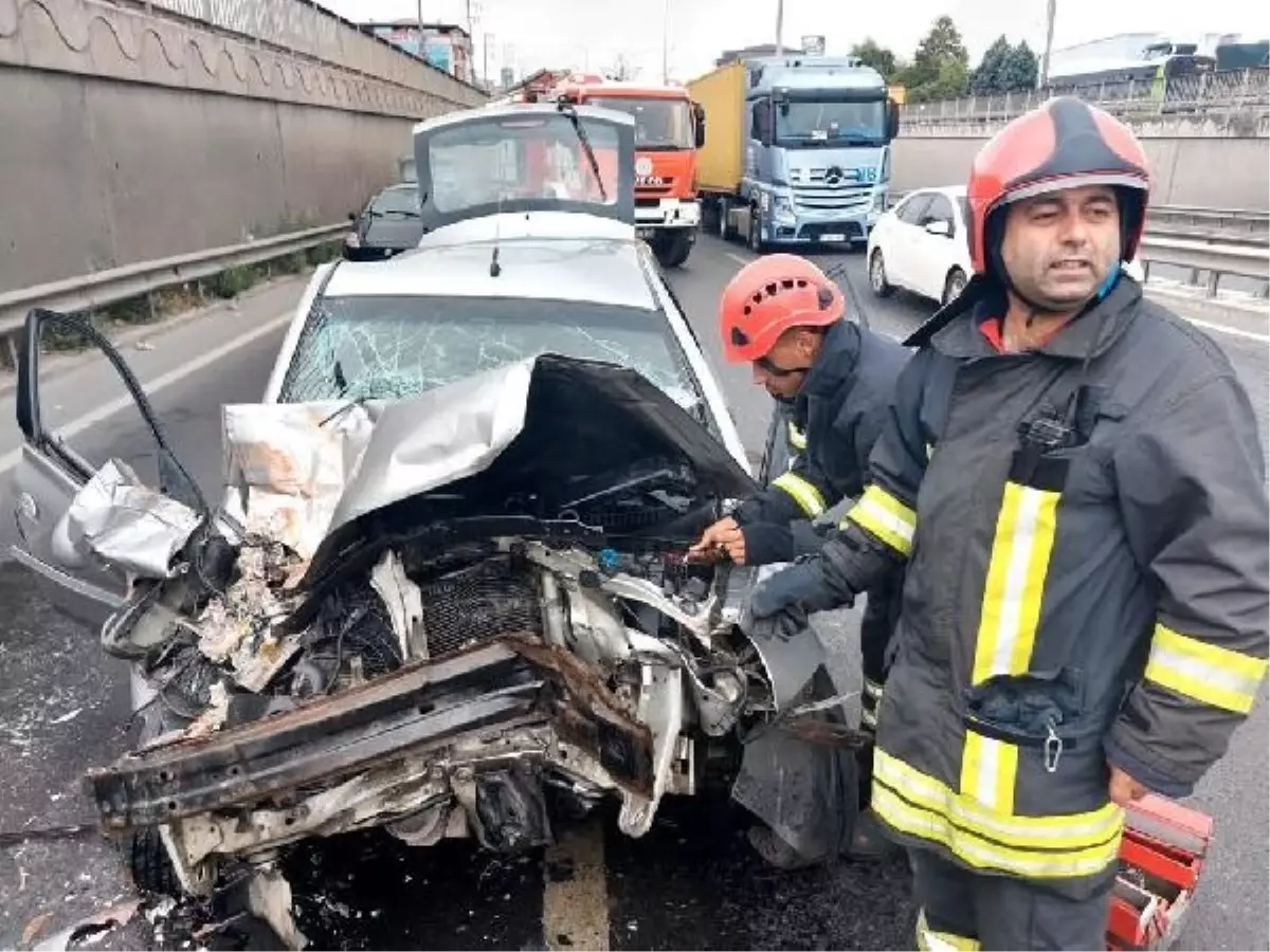 Körfez'de iş makinesine arkadan çarpan otomobilde sıkışan sürücü ağır yaralandı