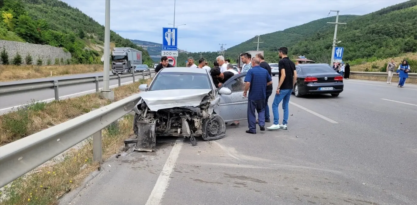 Samsun'da bariyerlere çarpan otomobildeki 2 kişi yaralandı