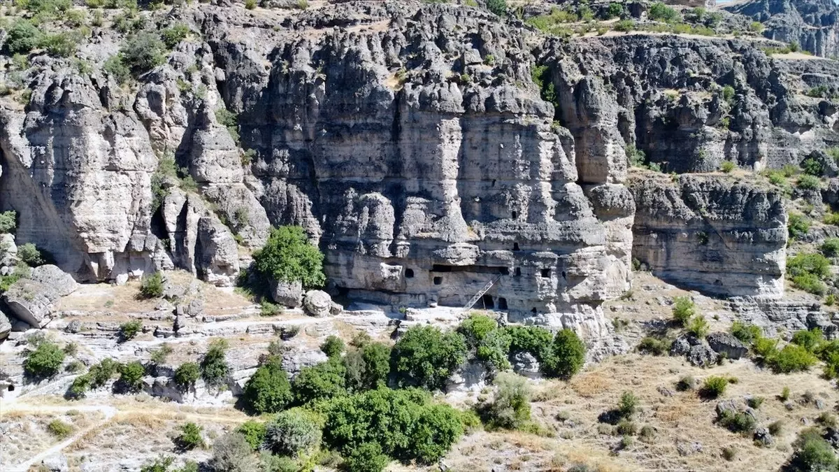Bolu'nun Seben ilçesindeki Solaklar Kaya Yerleşimi turizmde yeni destinasyonlar oluşturuyor
