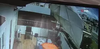 Şiddetli rüzgara dayanamayan şemsiye yan binanın terasına uçtu