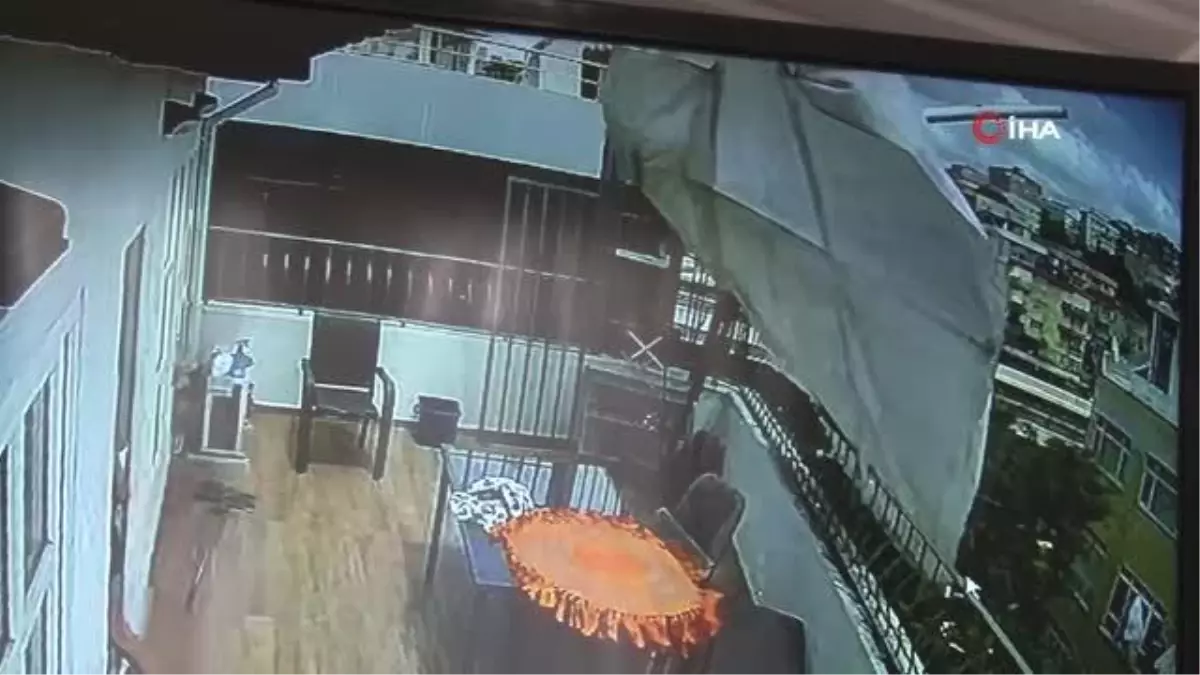 Şiddetli rüzgara dayanamayan şemsiye yan binanın terasına uçtu
