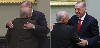 Son kez MGK toplantısına katılan Kara Kuvvetleri Komutanı Orgeneral Musa Avsever, duygulanıp Cumhurbaşkanı Erdoğan'a sarıldı