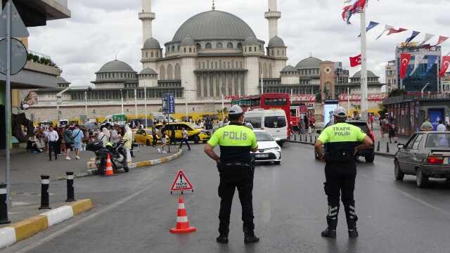 Taksiciye para cezası kesildi, tehditler savurunca gözaltına alındı Taksiciye para cezası kesildi, tehditler savurunca gözaltına alındı
