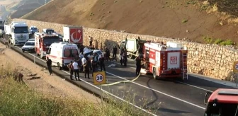 Ankara'da Otomobil ile Çöp Kamyonunun Çarpışması Sonucu 2 Kişi Öldü, 4 Kişi Yaralandı
