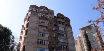 Hatay'da depremde yıkılan bloklar kontrollü olarak yıkıldı
