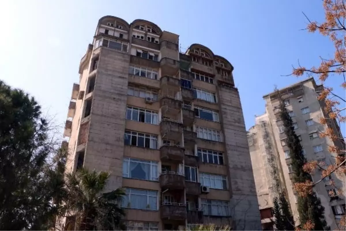 Hatay'da depremde yıkılan bloklar kontrollü olarak yıkıldı