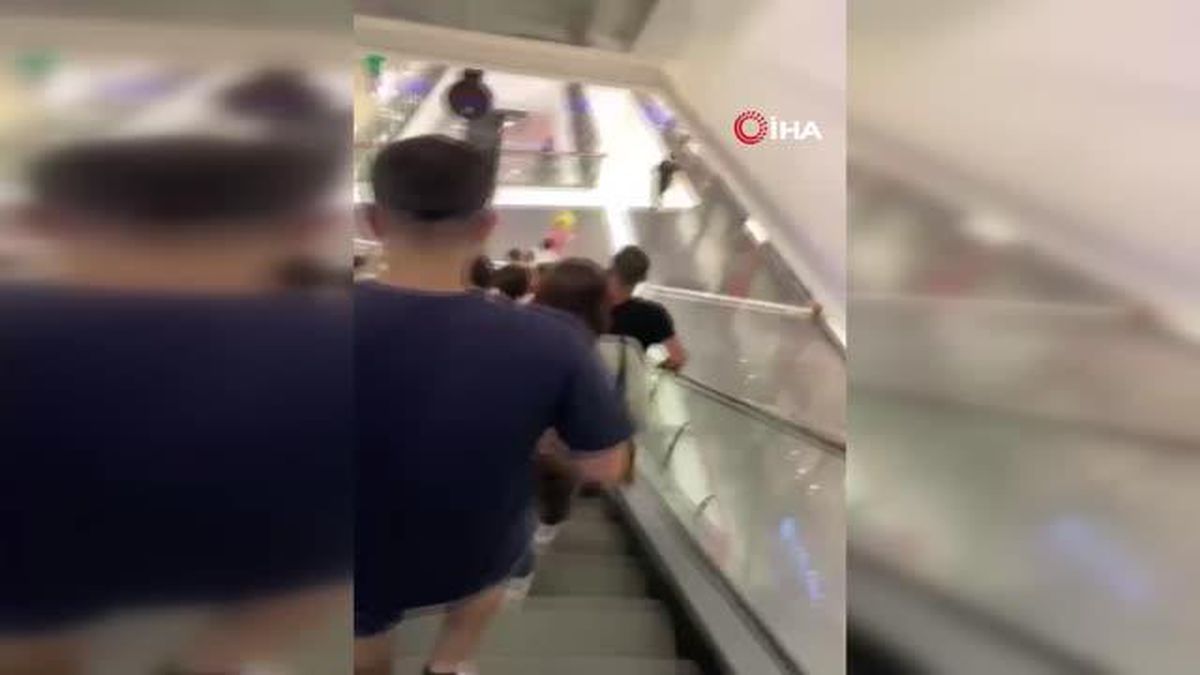 Depreme AVM'de yakalanan vatandaşların panik anları cep telefonu kamerasında