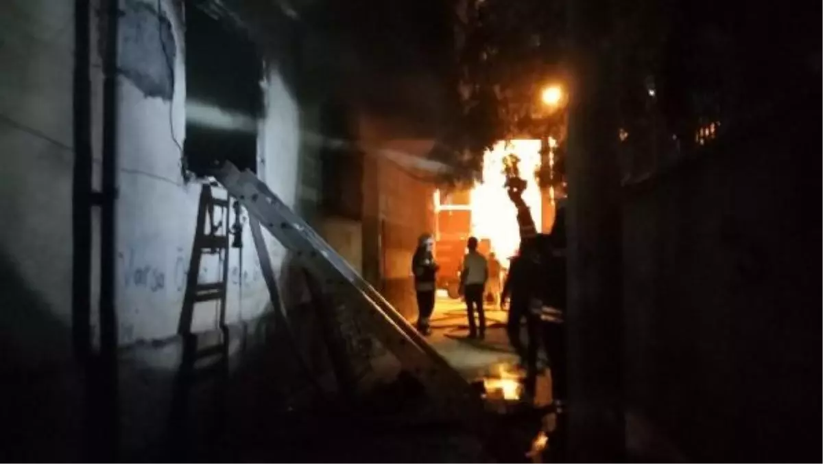 Diyarbakır'da Apartman Dairesinde Çıkan Yangın Kontrol Altına Alındı