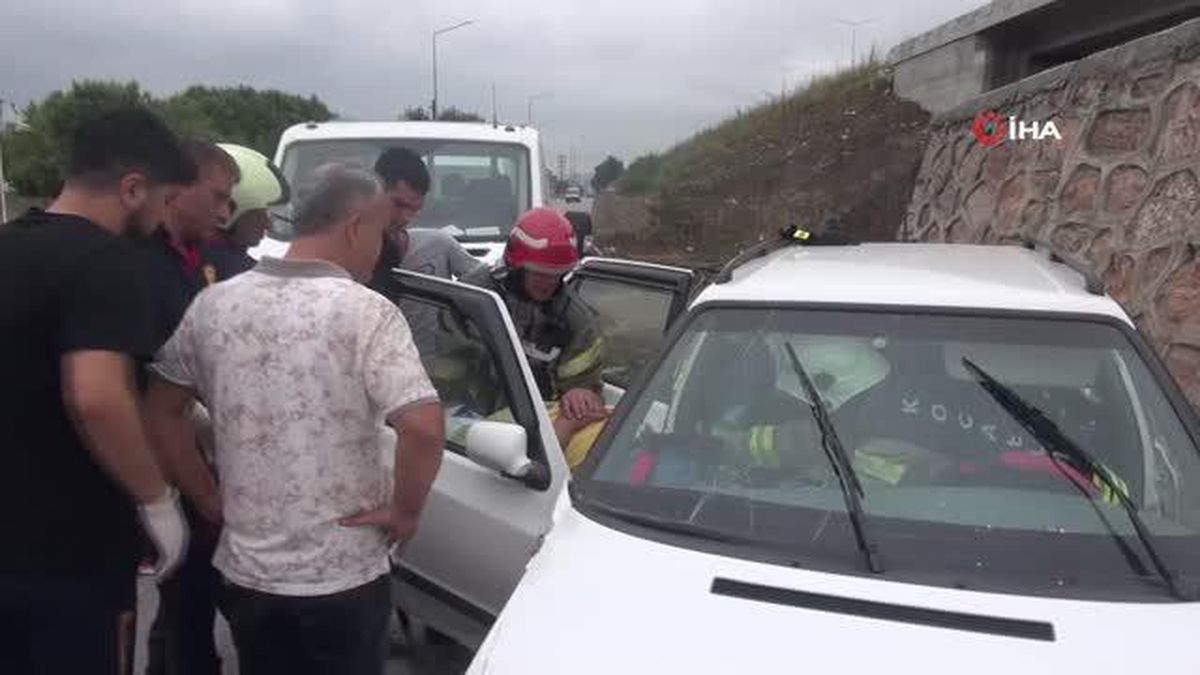 Kamyonetle çarpışan otomobil savruldu, sürücü sıkıştı