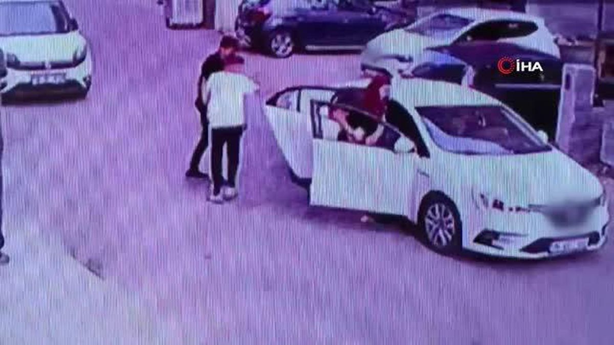 Kartal'da araçla çarpışan otomobil inşaatın boşluğuna düştü