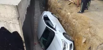 Kartal'da otomobil kaza sonucu inşaat boşluğuna düştü