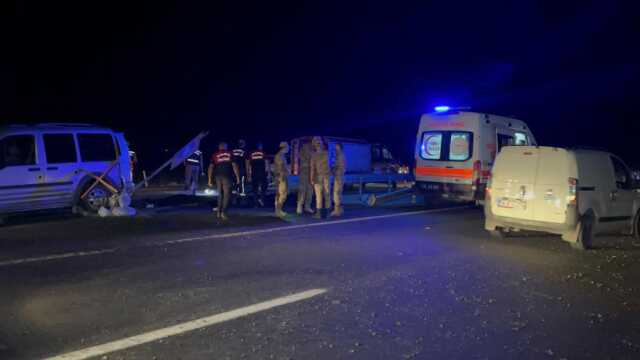 Kaza yapanların yardımına gidenlerin arasına başka bir araç daldı! 3 kişi öldü, 7 kişi yaralandı