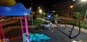 Konya'da Kontrolden Çıkan Otomobil Kamelyayı Yıktı