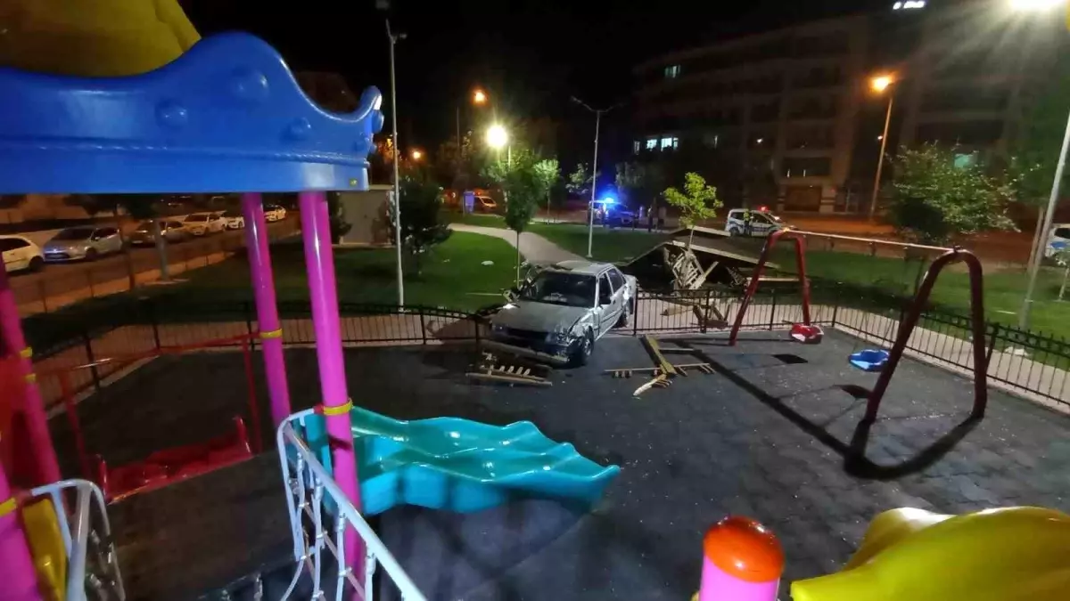 Konya'da Kontrolden Çıkan Otomobil Kamelyayı Yıktı