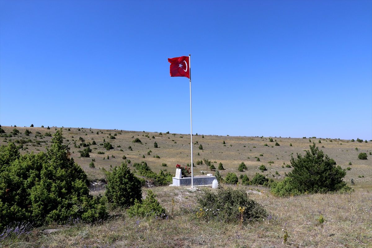 Kütahyalı Bayram Kuş, Dedesinin Şehit Asker İçin Mezar Yaptırdı