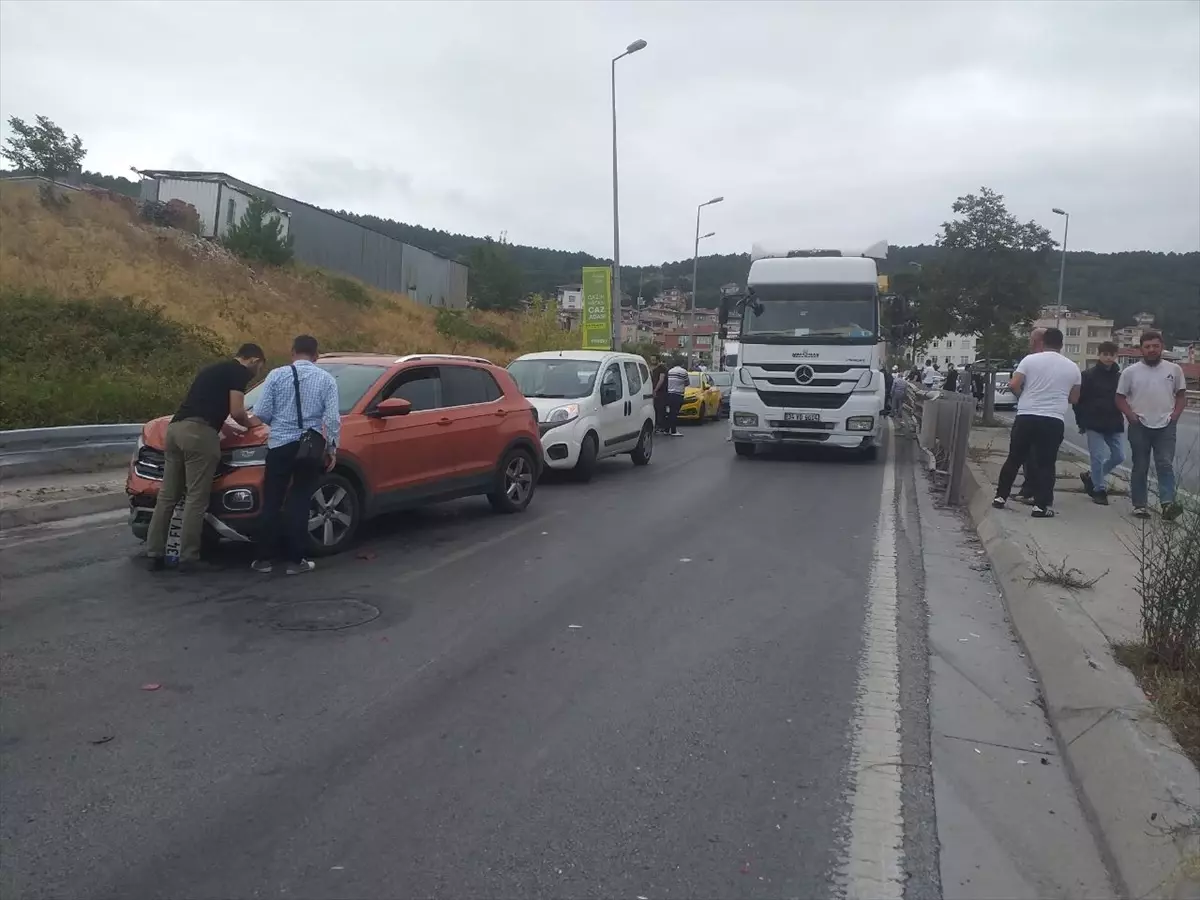 Maltepe'de yağış nedeniyle meydana gelen zincirleme kazada 16 araçta hasar oluştu
