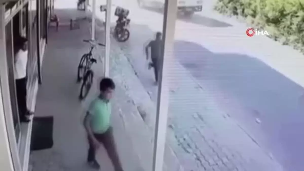 Motosikletin kamyonetle çarpıştığı kaza kamerada